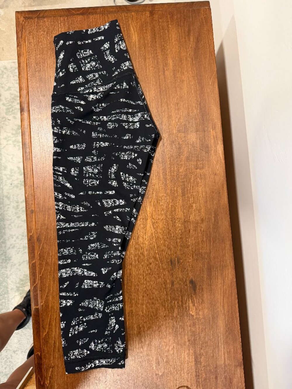 Lululemon Black and White 21" High Rise Zebra Crop Leggings Size 6